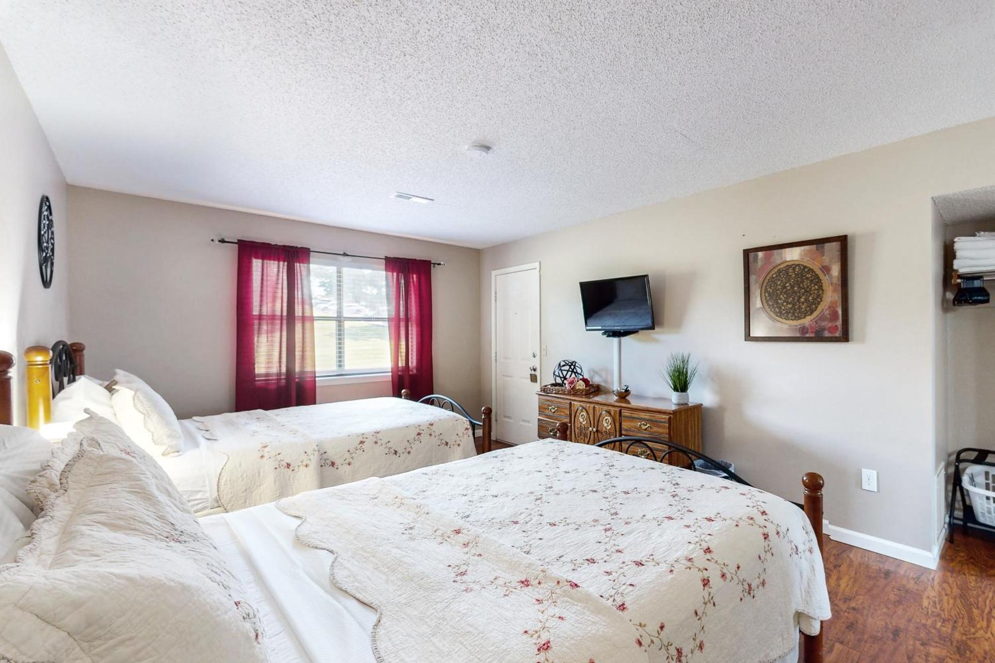 Apartment 116 Club Dr, #12 Mo *
